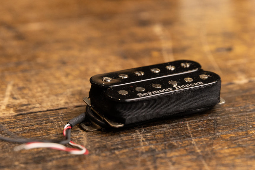 Seymour Duncan ‘59 Model neck pickup.